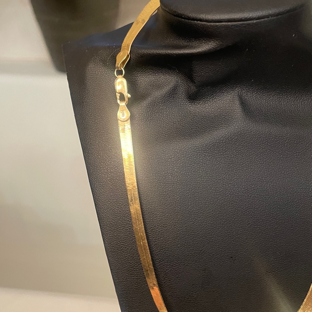 Elegant 14 karat herringbone Gold Necklace - Picture 10 of 11